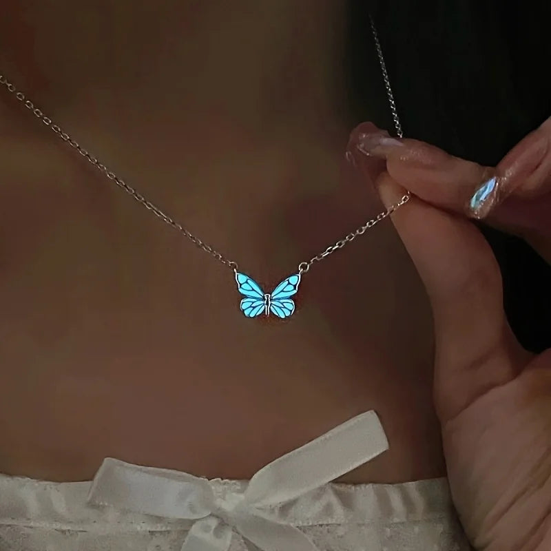 Collar de Mariposa Azul Luminosa – Joyería Minimalista y Elegante para Mujer | Aesthetic Nocturno