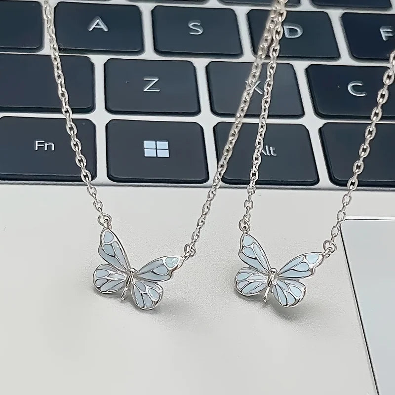 Collar de Mariposa Azul Luminosa – Joyería Minimalista y Elegante para Mujer | Aesthetic Nocturno