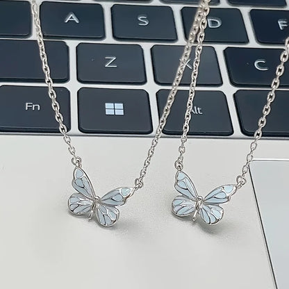 Collar de Mariposa Azul Luminosa – Joyería Minimalista y Elegante para Mujer | Aesthetic Nocturno