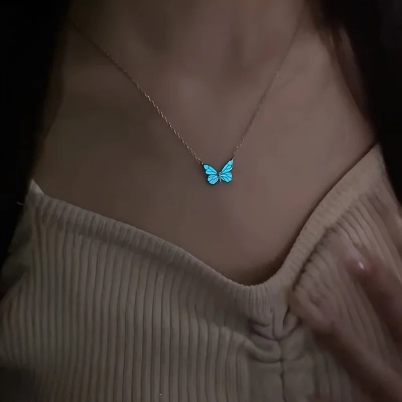 Collar de Mariposa Azul Luminosa – Joyería Minimalista y Elegante para Mujer | Aesthetic Nocturno
