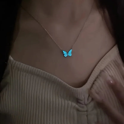 Collar de Mariposa Azul Luminosa – Joyería Minimalista y Elegante para Mujer | Aesthetic Nocturno