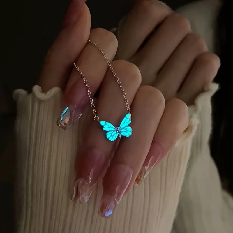 Collar de Mariposa Azul Luminosa – Joyería Minimalista y Elegante para Mujer | Aesthetic Nocturno